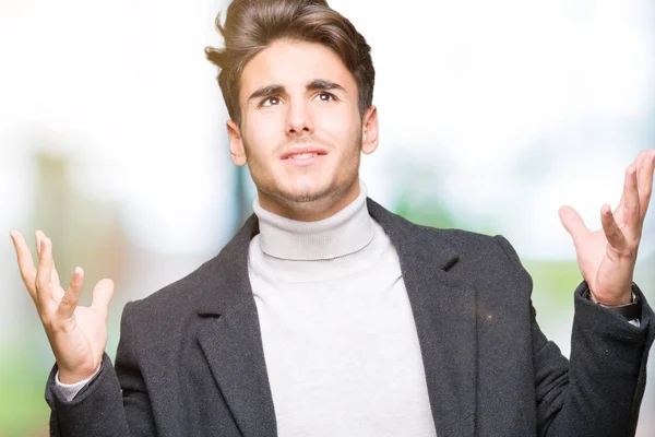 Giovane Uomo Elegante Indossa Cappotto Invernale Sfondo Isolato Pazzo Pazzo — Foto Stock