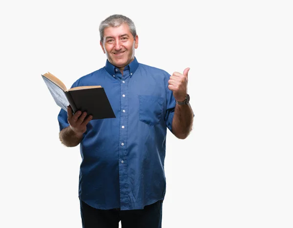 Schöner Älterer Lehrer Der Vor Isoliertem Hintergrund Ein Buch Liest — Stockfoto