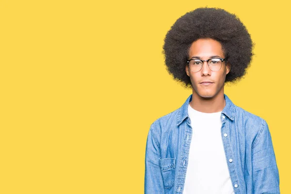 Młody African American Man Afro Włosy Noszenie Okulary Poważnym Wyrazem — Zdjęcie stockowe