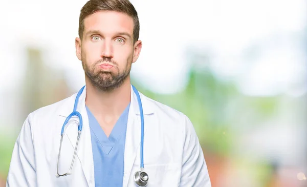 Gutaussehender Arzt Medizinischer Uniform Über Isoliertem Hintergrund Der Mit Lustigem — Stockfoto