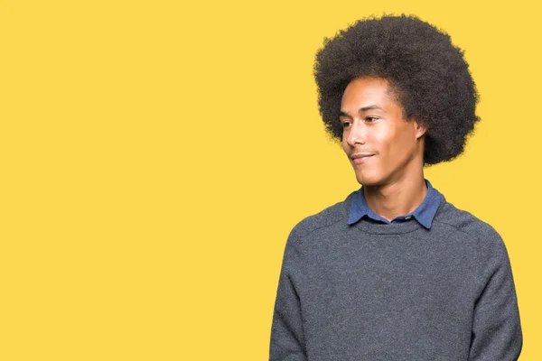 Junger Afrikanisch Amerikanischer Geschäftsmann Mit Afrohaaren Der Mit Einem Lächeln — Stockfoto