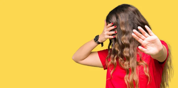 Jovem Mulher Bonita Vestindo Shirt Casual Cobrindo Olhos Com Mãos — Fotografia de Stock