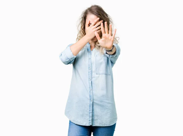 Linda Jovem Loira Sobre Fundo Isolado Cobrindo Olhos Com Mãos — Fotografia de Stock
