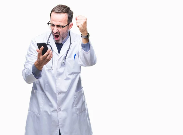 Medelåldern Senior Hoary Doktor Mannen Textning Med Smartphone Över Isolerade — Stockfoto