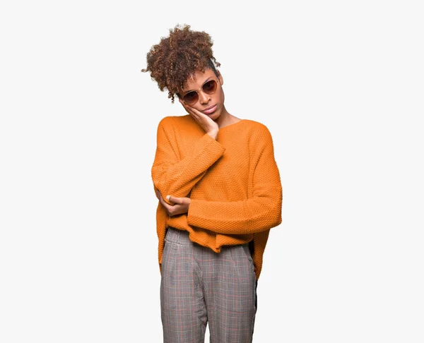 美丽的年轻非洲裔美国妇女戴着太阳镜在孤立的背景认为看起来疲惫和厌倦与交叉的手臂抑郁症的问题 — 图库照片