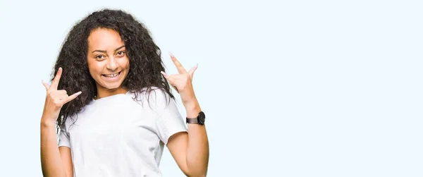 Joven Chica Hermosa Con Pelo Rizado Usando Casual Camiseta Blanca — Foto de Stock