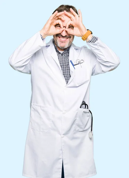 Μεσαία Ηλικία Γιατρός Άνδρες Φορώντας Ιατρική Παλτό Κάνει Εντάξει Χειρονομία — Φωτογραφία Αρχείου