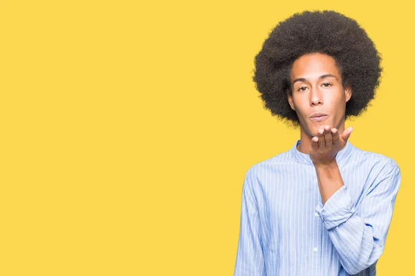 Unga Afroamerikanska Man Med Afro Hår Tittar Kameran Blåser Kyss — Stockfoto