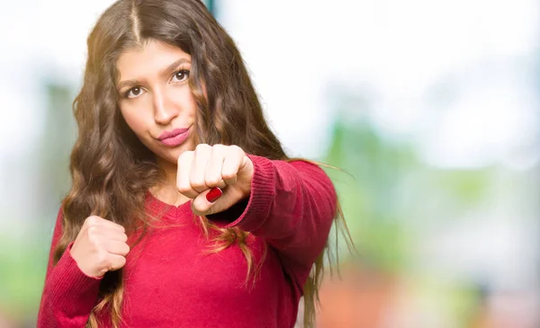 Junge Schöne Frau Mit Rotem Pullover Faustschlag Zum Kampf Aggressive — Stockfoto