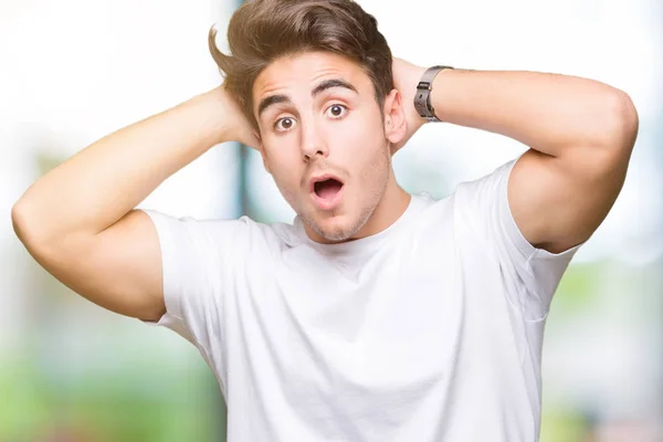 Joven Hombre Guapo Con Camiseta Blanca Sobre Fondo Aislado Loco — Foto de Stock