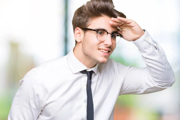 Jonge Zakenman Bril Geïsoleerd Achtergrond Erg Blij Lachende Zoek Ver — Stockfoto