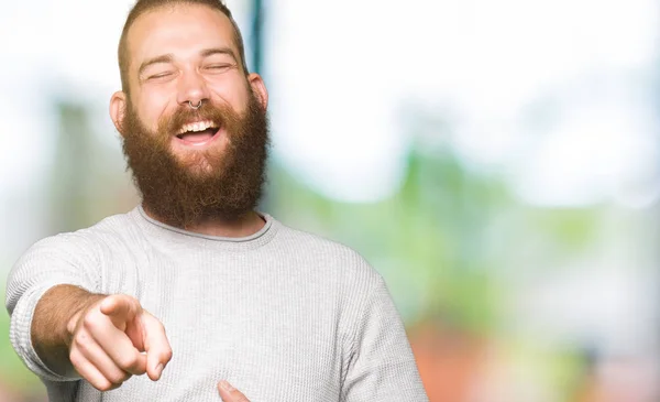 Mladý Plavovlasý Muž Neformálním Svetru Směje Vám Ukazuje Kameru Rukou — Stock fotografie