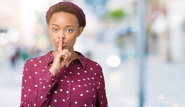 Hermosa Mujer Afroamericana Joven Con Pañuelo Cabeza Sobre Fondo Aislado — Foto de Stock