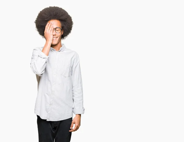 Jovem Americano Africano Com Cabelo Afro Vestindo Óculos Cobrindo Olho — Fotografia de Stock