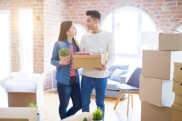 Mooie jonge Aziatische paar op zoek gelukkig en glimlachend opgewonden m — Stockfoto