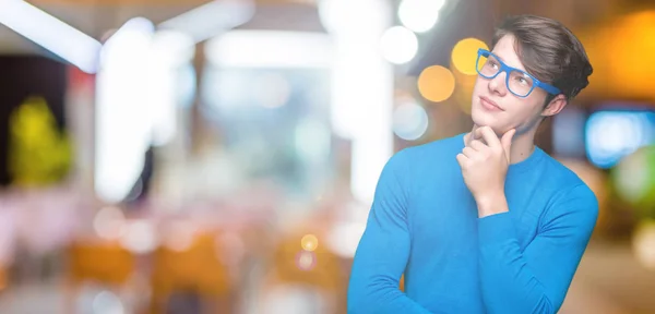 Giovane Bell Uomo Che Indossa Occhiali Blu Sfondo Isolato Con — Foto Stock