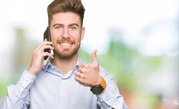 Jovem Homem Bonito Negócio Falando Smartphone Feliz Com Grande Sorriso — Fotografia de Stock