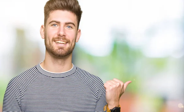 Joven Hombre Guapo Con Rayas Suéter Sonriendo Con Cara Feliz —  Fotos de Stock