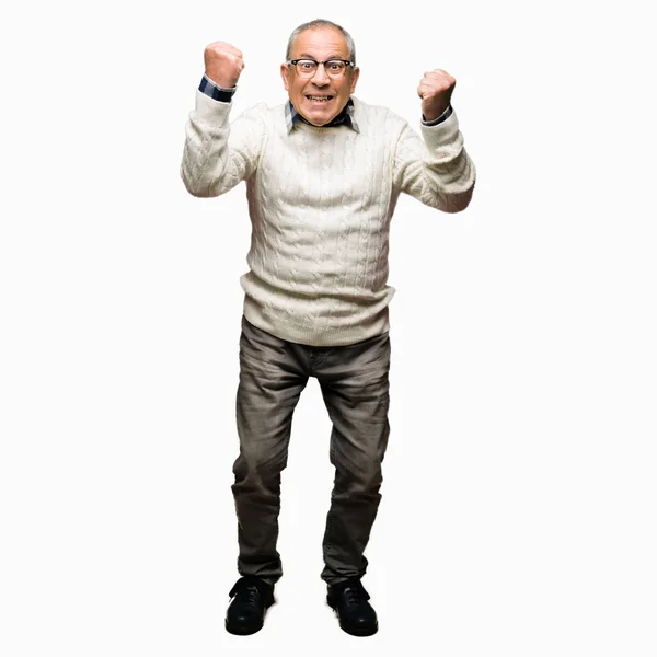 Przystojny Starszy Mężczyzna Okulary Sweter Zima Bardzo Szczęśliwy Podekscytowany Robi — Zdjęcie stockowe