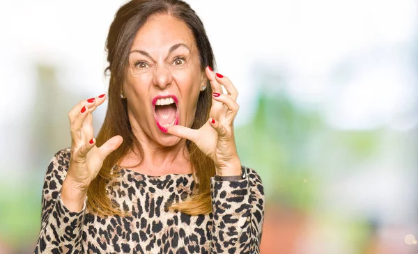 Hermosa Mujer Mediana Edad Con Vestido Leopardo Estampado Animal Gritando — Foto de Stock