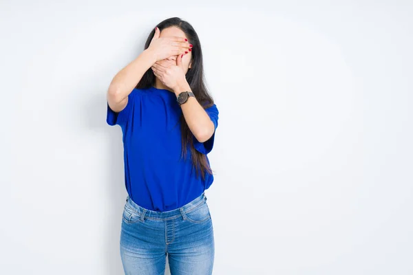 Bella Donna Bruna Sfondo Isolato Coprendo Gli Occhi Bocca Con — Foto Stock