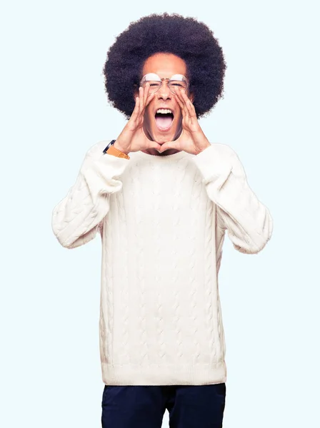 Fiatal Afro Amerikai Férfi Afro Hajú Szemüveg Kiabálás Dühös Hangosan — Stock Fotó