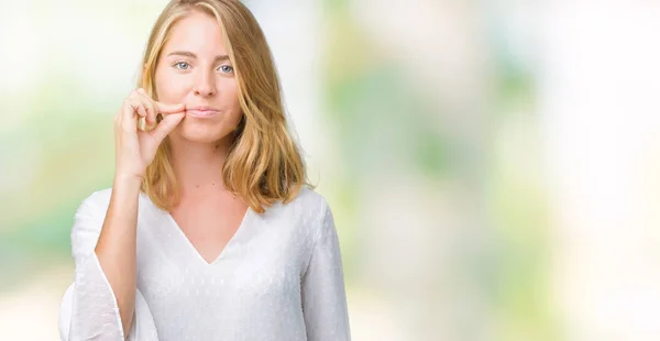 Hermosa Mujer Joven Elegante Sobre Fondo Aislado Boca Labios Cerrados — Foto de Stock