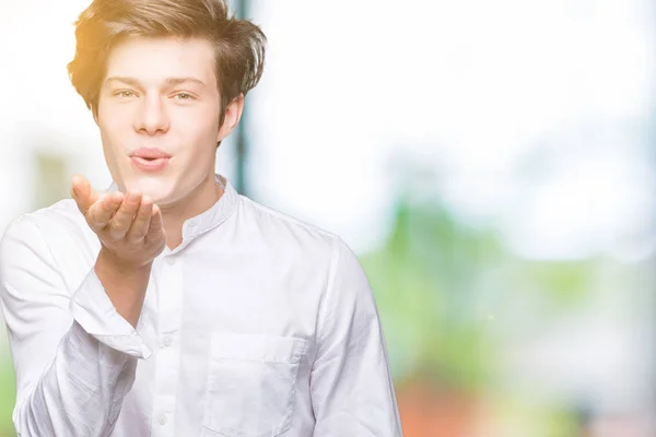 Joven Hombre Negocios Guapo Sobre Fondo Aislado Mirando Cámara Soplando — Foto de Stock