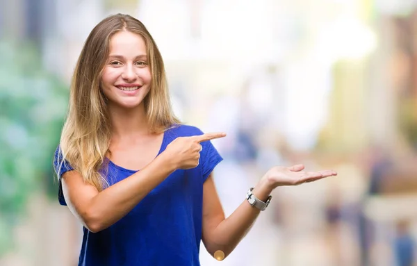 Jonge Mooie Blonde Vrouw Geïsoleerde Achtergrond Verbaasd Lachend Naar Camera — Stockfoto