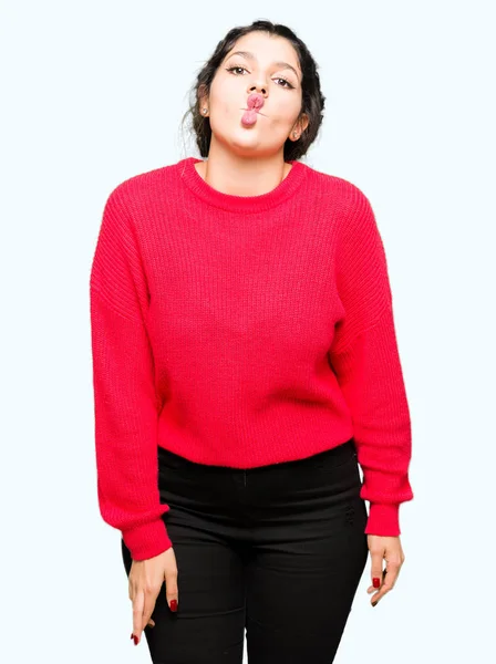 Jovem Mulher Bonita Vestindo Suéter Vermelho Pão Fazendo Cara Peixe — Fotografia de Stock