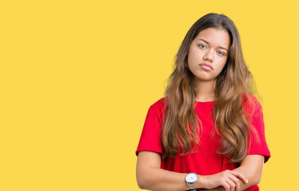 Üzerinde Kırmızı Shirt Giyen Genç Güzel Esmer Kadın Arka Plan — Stok fotoğraf