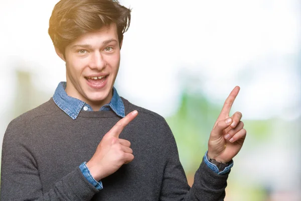 Joven Hombre Elegante Guapo Sobre Fondo Aislado Sonriendo Mirando Cámara —  Fotos de Stock