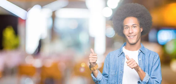 Mladý Američan Afričana Muž Afro Vlasy Směrem Dozadu Ruky Palce — Stock fotografie