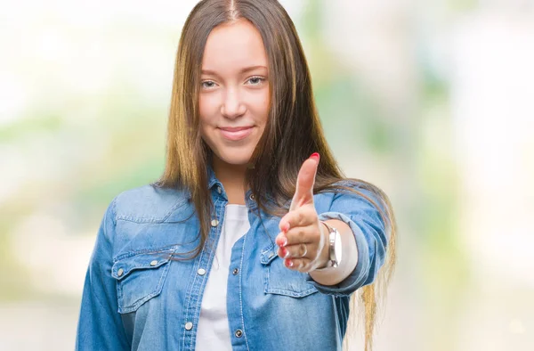 Joven Mujer Hermosa Caucásica Sobre Fondo Aislado Sonriendo Amistoso Ofreciendo — Foto de Stock