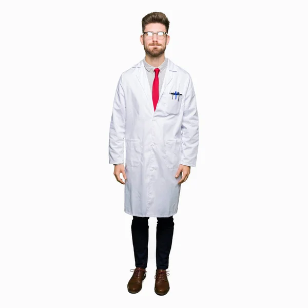 Νέος Επιστήμονας Όμορφος Άνδρας Φορώντας Γυαλιά Ξεφυσώντας Μάγουλα Αστείο Πρόσωπο — Φωτογραφία Αρχείου