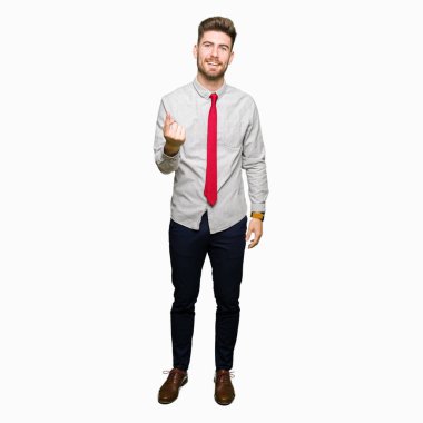 Genç yakışıklı iş adamı Beckoning gel burada mutlu ve gülümseyerek el davet ile jest