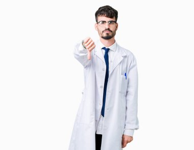 Mutsuz ve kızgın ret gösterilen ve başparmak aşağı hareketi ile negatif seyir izole arka plan üzerinde beyaz önlük giyen genç profesyonel bilim adamı. Kötü ifade.
