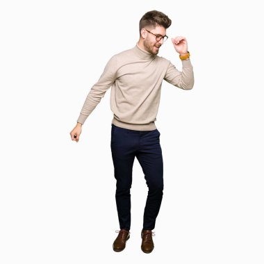 Mutlu ve neşeli, dans gözlüklü genç yakışıklı iş adamı rahat ve kendinden emin müzik hareket gülümseyen