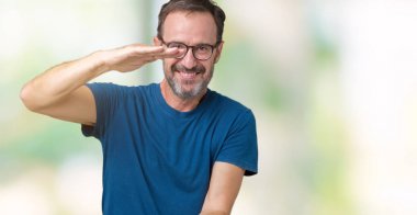 Üzerinde gözlük nedir yakışıklı orta yaş ağarmış komuta sizde arka plan ile büyük ve büyük boy işaret, ölçü birimi sembol gösteren el eller izole. Kameraya bakarak gülümsüyordu. Ölçüm kavramı.