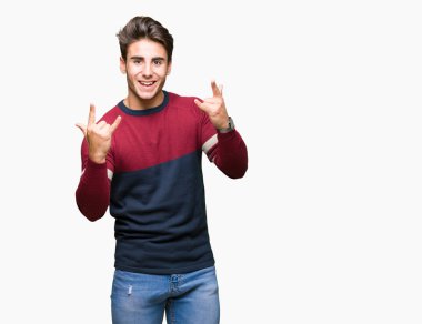 Yakışıklı delikanlı deli ifade rock simge elle yapıyor ile bağırarak izole arka plan üzerinde. Müzik yıldızı. Ağır kavramı.