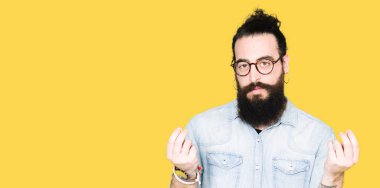 Maaş ödeme için milyoner iş soran yapıyor para hareketi el ile genç hippi erkek uzun saç ve sakal giyen gözlük