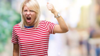 İzole arka plan öfkeli ve sinirli sinirli ve öfke ile bağırarak süre öfkeli yumruk yükselterek genç güzel sarışın kadın. Öfke ve agresif kavramı.