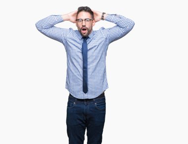 Üzerinde gözlük takan genç iş adamı arka plan deli izole ve baş, korkuyor ve açık ağzı ile şok sürpriz elleriyle korkuttu