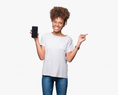 Genç Afro-Amerikan kadın gösteren smartphone ekran üzerinde izole arka tarafına el ve parmak ile işaret çok mutlu