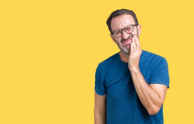 Diş ağrısı veya dişlerde dişlerle ilgili hastalık nedeniyle ağız acı ifadesi ile el ile dokunmak izole arka plan üzerinde gözlük nedir yakışıklı orta yaş ağarmış komuta sizde. Diş hekimi kavramı.