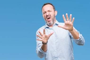 Şokta bağırarak orta yaş ağarmış üst düzey iş adamı izole arka plan korkuyor ve dehşet korku ifade dur hareketi el ile ile üzerinden. Panik kavramı.