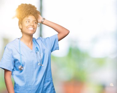 Genç Afro-Amerikan doktor kadın hareketi el ile kendine güvenen dokunaklı saç gülümseyerek, çekici poz izole arka plan