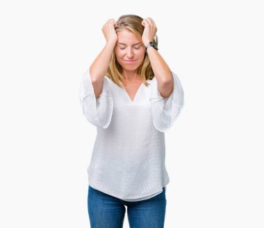 Güzel genç zarif kadın izole arka plan çünkü umutsuz ve stresli baş ağrısı acı yüzünden acı ve migren. Ellerini kafasına.