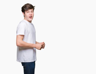 İzole arka plan korkuyor ve şok sürpriz ifade, korku ve heyecan yüz üzerinden Casual beyaz t-shirt giyen genç yakışıklı adam.