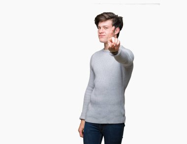 Genç yakışıklı adam giyen kış kazak izole üzerinde arka plan işaret parmağını ve kızgın ifade ile